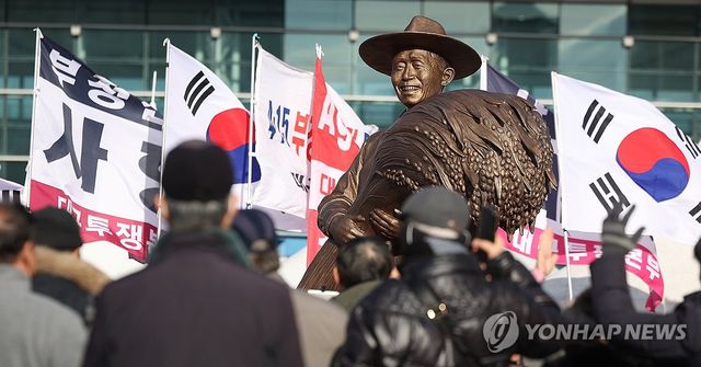 박정희 동상 반기는 보수단체