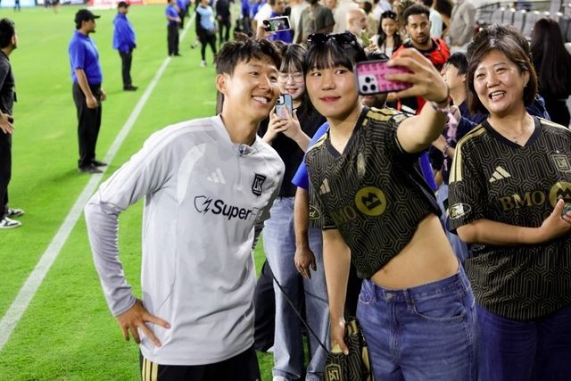 손흥민(왼쪽)과 기념사진을 찍는 박지현