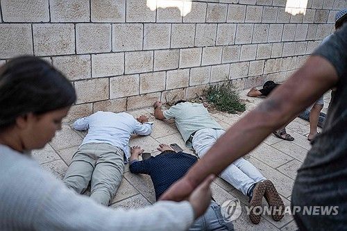 동예루살렘 성지에 들어가 금지된 기도행위를 하는 유대교도들