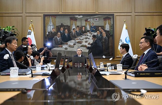 의사봉 두드리는 신현송 한국은행 총재