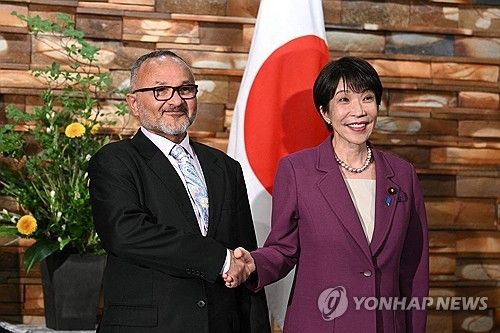 웨일 솔로몬제도 총리(왼쪽)와 다카이치 일본 총리