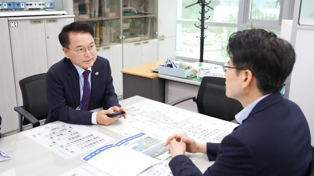 육동한 춘천시장(왼쪽), 김태병 국토교통부 철도국장 면담
