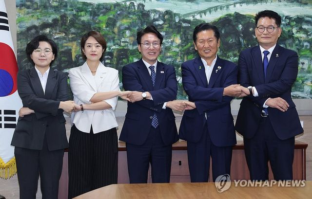 기념촬영하는 민주당 당 대표 후보자들
