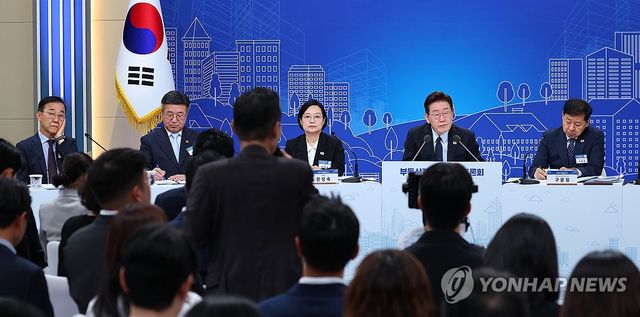 참석자 발언 듣는 이재명 대통령