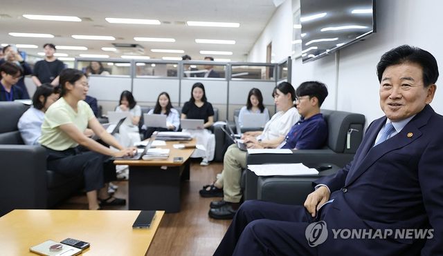 취임 1년 기자 간담회 하는 정동영 통일부 장관