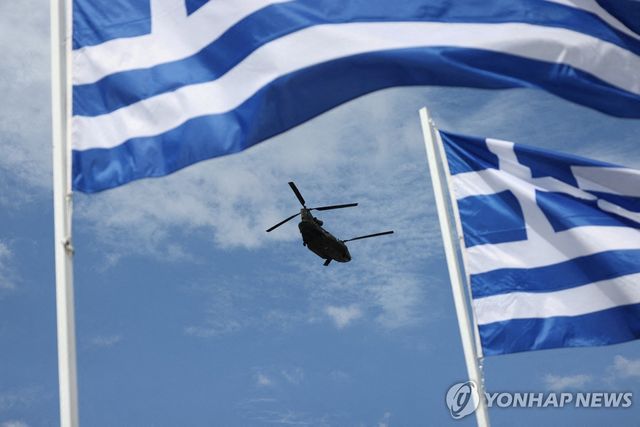 아테네 항공 비행하는 그리스 헬리콥터