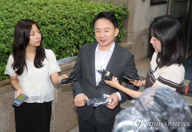 특검 조사 출석하며 입장 밝히는 원희룡