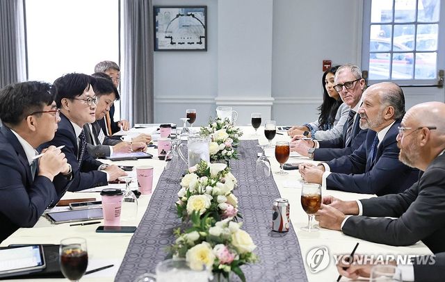 미 상무부 장관과 면담하는 김정관 산업통상부 장관