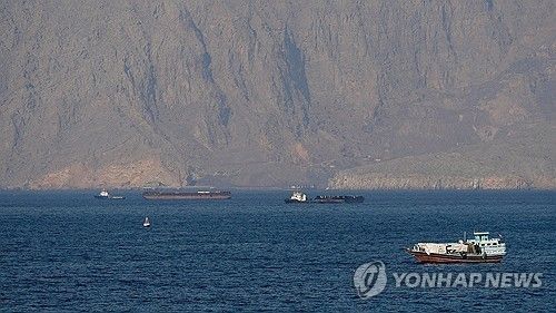 오만 무산담 인근 호르무즈 해협의 선박들. 기사 내용과 직접 관련 없음