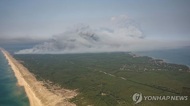 아르카숑 분지 북쪽의 연기, 왼쪽으론 레주캅페레 쪽 대서양