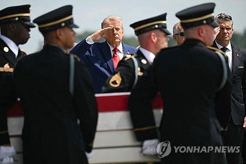 미군 전사자 유해 송환식 참석한 트럼프 대통령