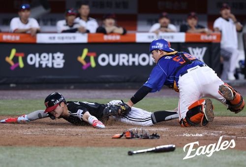LG 득점 막아내는 한화 허인서(오른쪽)