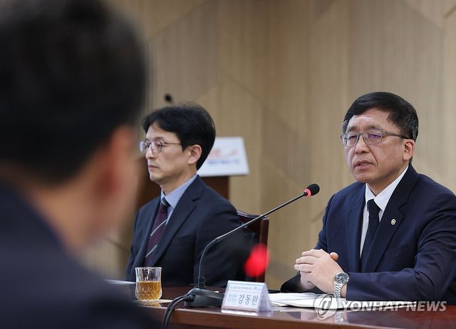 사과발언하는 강동완 중앙선관위 사무차장
