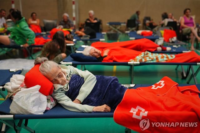 스페인 아빌라에서 산불로 임시 피난소에서 지내는 주민들
