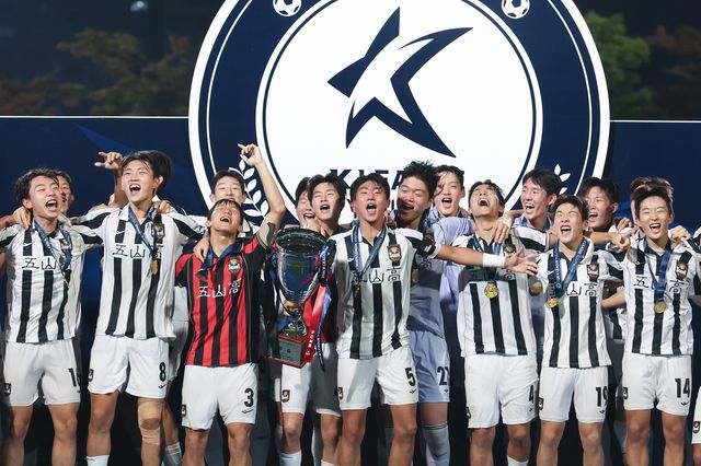 2026 K리그 U-17 챔피언십 정상에 오른 서울 선수단.