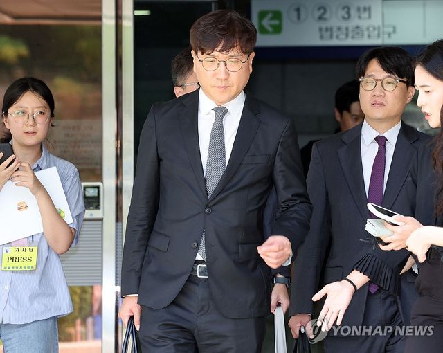 법원 나서는 이재근 변호사