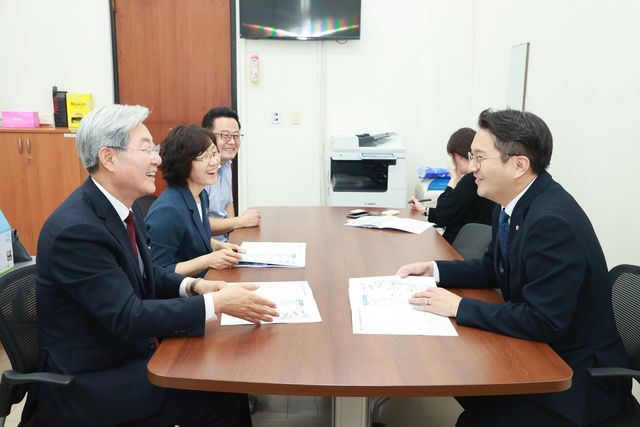 더불어민주당 전용기(오른쪽) 의원과 면담하는 오태완(왼쪽) 의령군수