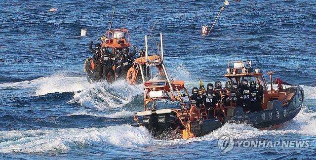 지난 4월 불법 조업 중국어선 나포 작전 벌이는 해경