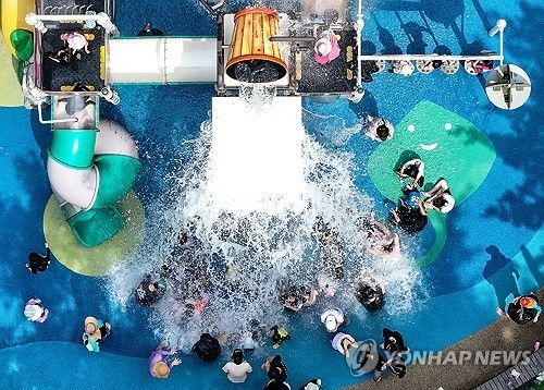 물놀이하며 더위 식히는 시민들