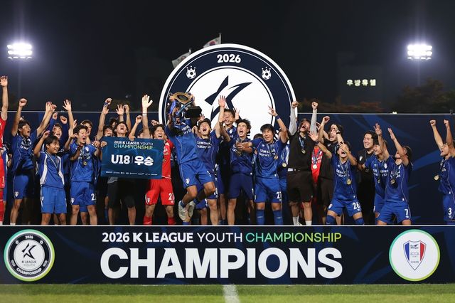  2026 K리그 U-18 챔피언십 우승팀 수원의 세리머니 모습.