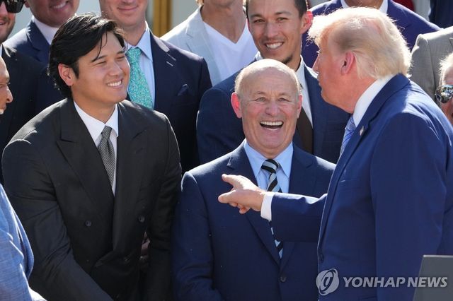오타니 가리키는 트럼프 대통령(오른쪽)