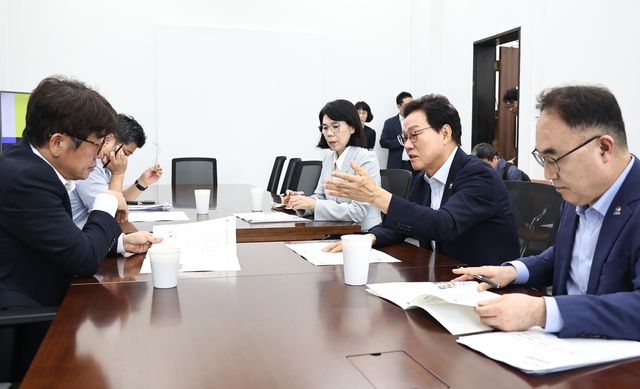 유의동(왼쪽) 국토교통위원장 만난 박완수 경남도지사