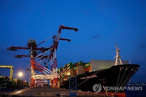 도쿄항의 컨테이너선