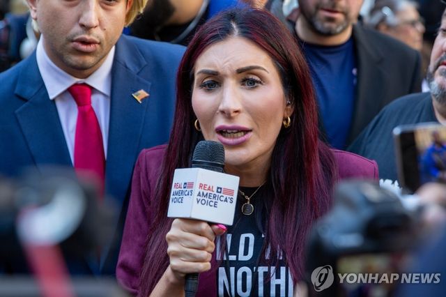 우크라이나 찾은 마가 인플루언서 로라 루머