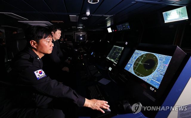 지난 4월 불법 조업 중국어선 나포 작전 벌이는 해경