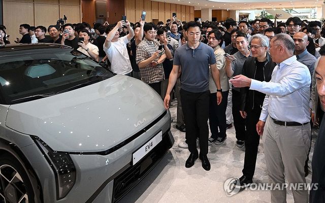젠슨 황 CEO에게 기아 EV4 전기차 소개하는 정의선 회장