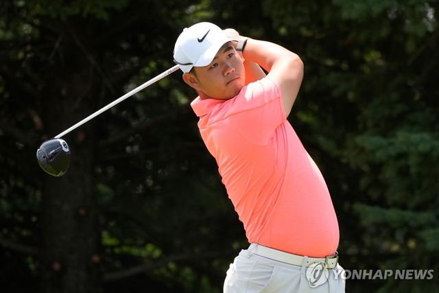 드라이버 치는 김주형