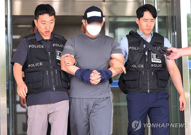 유치장 나오는 '동탄 전세사기 혐의' 검찰수사관