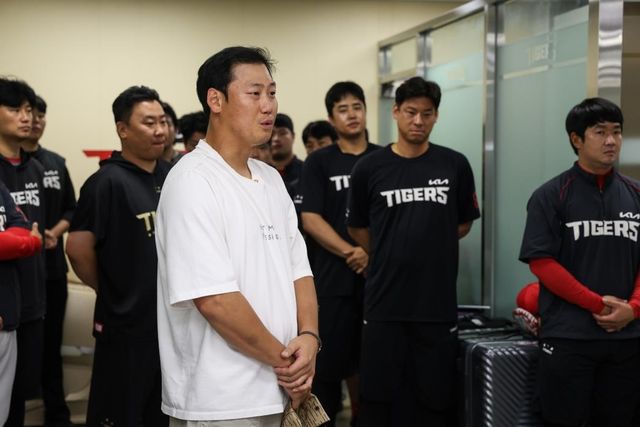 동료들에게 인사하는 하주석
