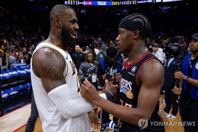 르브론 제임스(왼쪽)와 VJ 에지컴