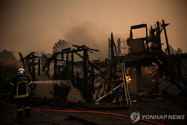 23일 프랑스 남부 캅페레 인근에 난 산불로 건물이 불타 있다