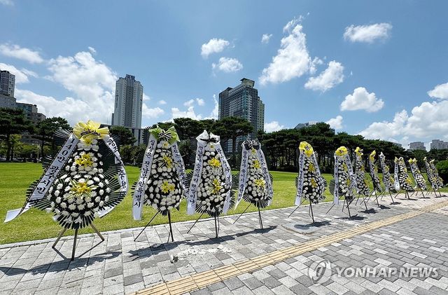 전남광주통합특별시 광주청사에 놓인 근조화환