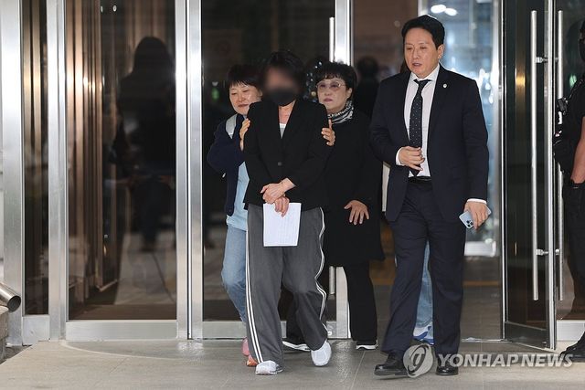 법원 나서는 채상병 어머니