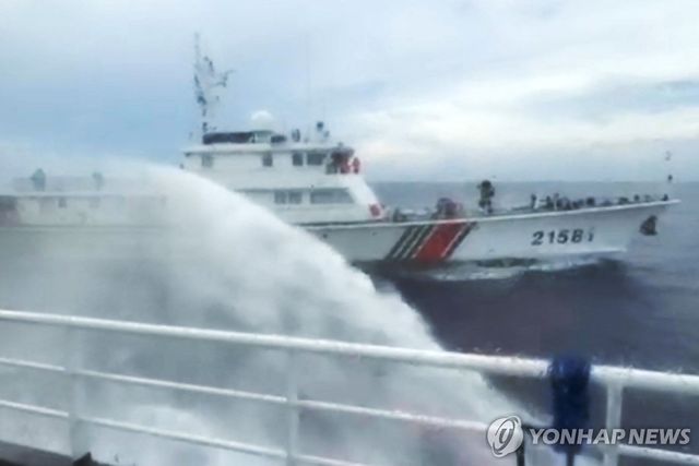 물대포 공격하는 중국 해경선