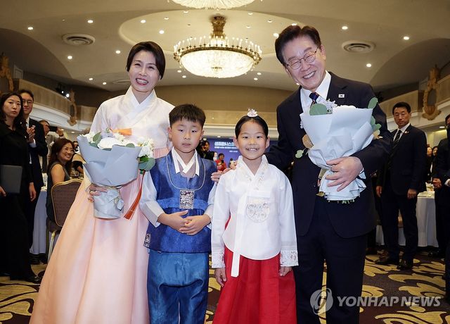 화동과 이재명 대통령 부부