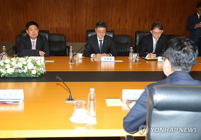 배경훈 부총리 발언듣는 이통3사 CEO