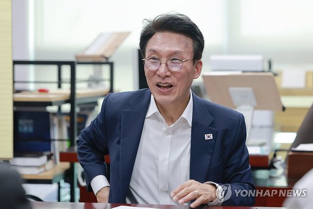 인터뷰하는 민주당 김민석 당대표 후보