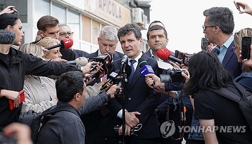 니쿠쇼르 단(가운데) 루마니아 대통령과 라두 미루차 루마니아 국방장관(가운데 오른쪽) [EPA=연합뉴스 자료사진. 재판매 및 DB 금지]