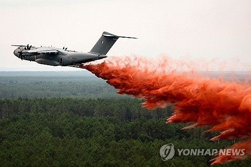 25일 산불 진화 작업에 투입된 프랑스 군 수송기