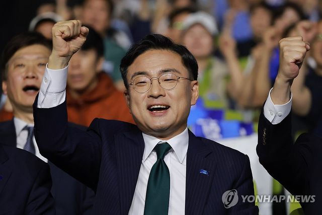 구호 외치는 조국혁신당 신장식 당대표 후보