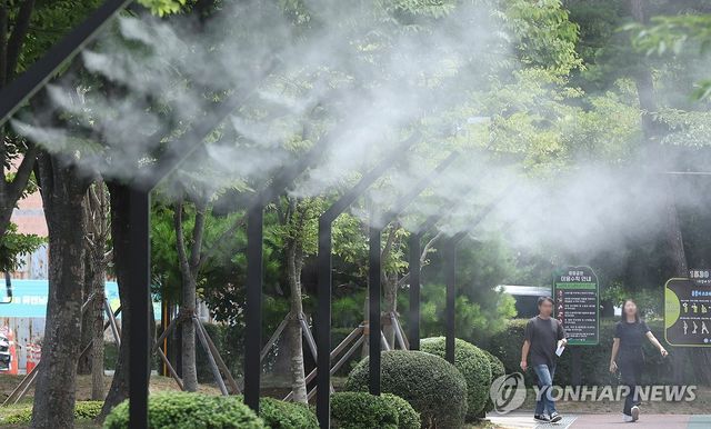 폭염 식혀주는 물안개