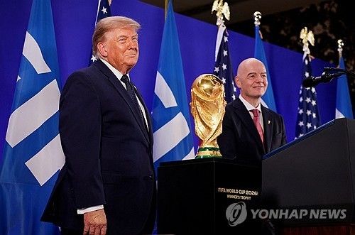 도널드 트럼프 미국 대통령(왼쪽)과 잔니 인판티노 FIFA 회장.
