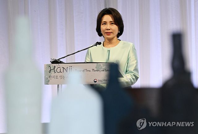김혜경 여사, 한지 전시 행사 참석