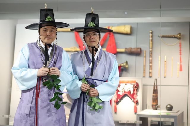 초적 명인 정재영(왼쪽)·정재룡 형제
