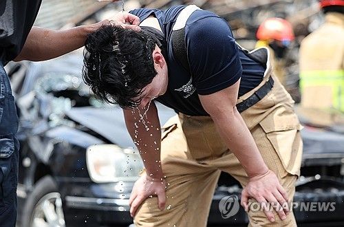 훈련 후 더위 식히는 119구조대원