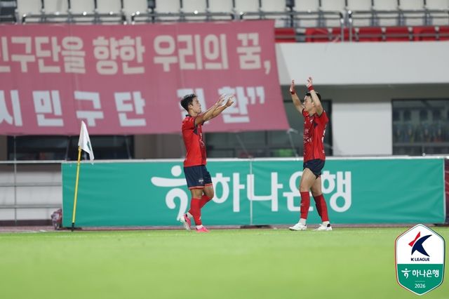 기뻐하는 김천 선수들